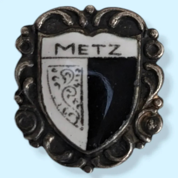 Jewelry - Vintage Metz Crest Brooch
